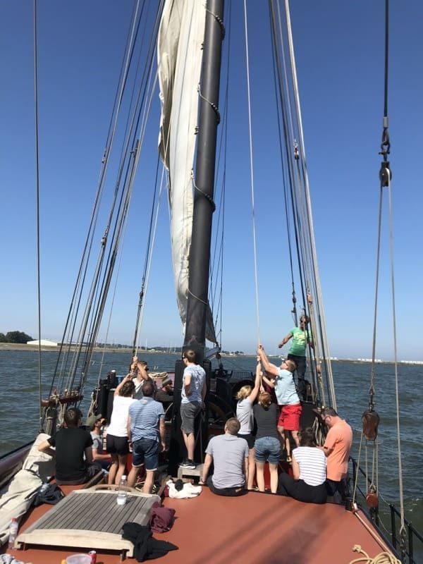 Frans Horjus 23 hoisting sails